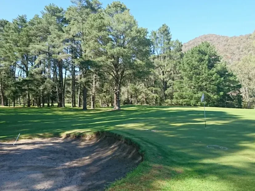 A bunker beside the green at Tambo Valley Golf Club
